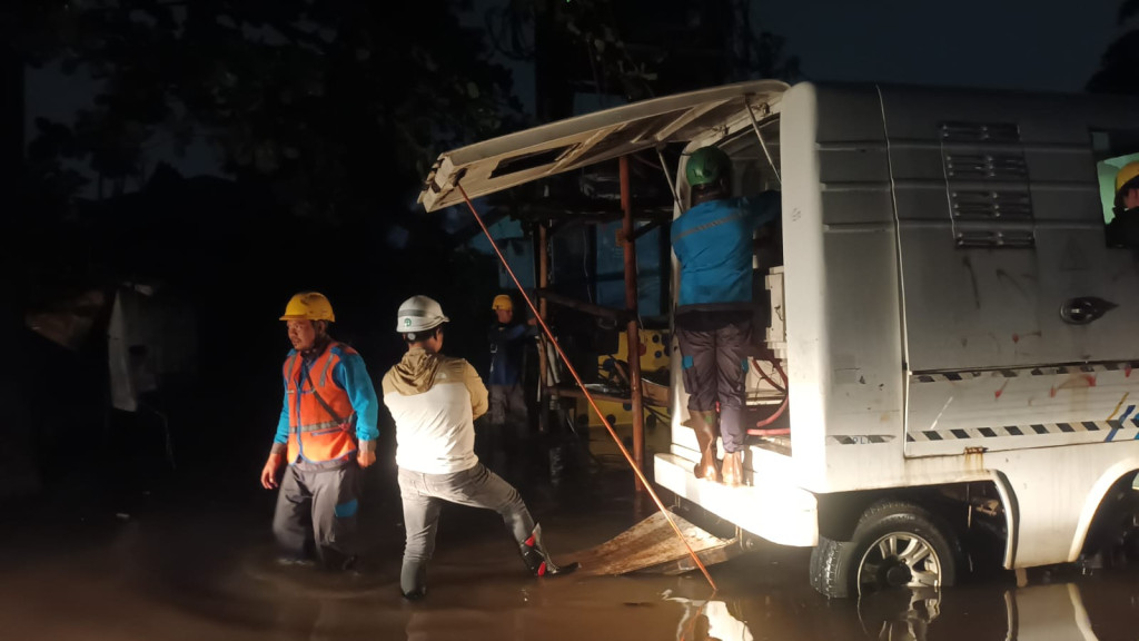 PLN UP3 Purwakarta Sigap Amankan Listrik dan Salurkan Bantuan bagi Warga Terdampak Banjir