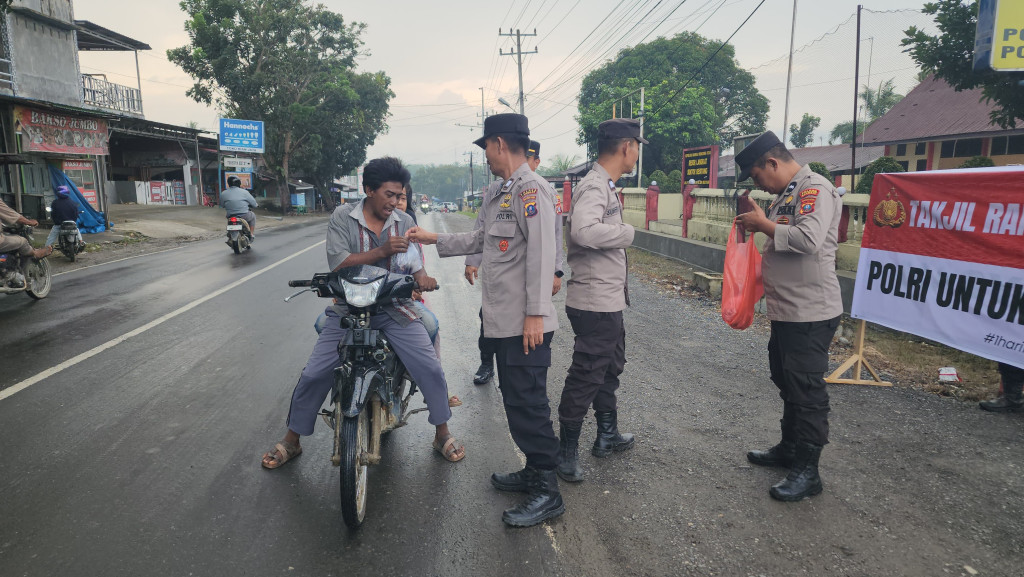 Polsek Besitang Berbagi Takjil, Kapolres Langkat Apresiasi Kepedulian Polri