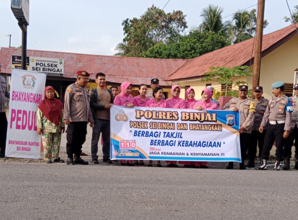 Polsek Sei Bingai Bagikan 100 Kotak Takjil kepada Warga di Bulan Suci Ramadhan 1447 H