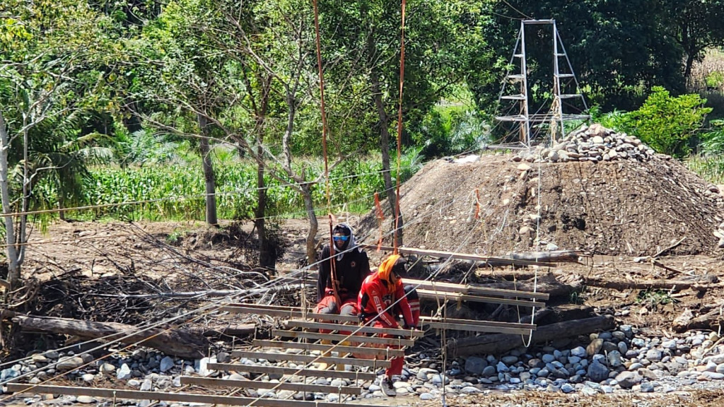 Progres 65 Persen, Pembangunan Jembatan Gantung Lhok Sanding Dikebut Pascabanjir