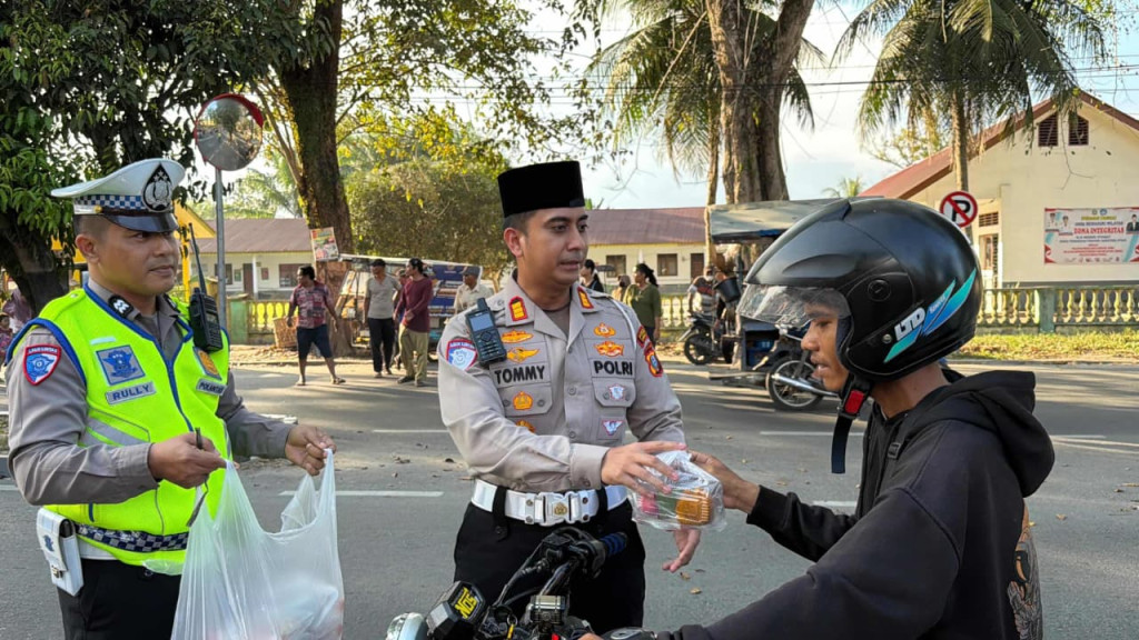 Ramadhan Penuh Berkah, Polres Langkat Tebar Kepedulian Lewat Aksi Berbagi Takjil