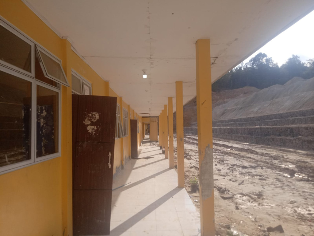 Sekolah Baru Dua Tahun Dibangun Sudah Rusak Parah, Sanitasi SMA Negeri 2 Batang Gangsal Memprihatinkan