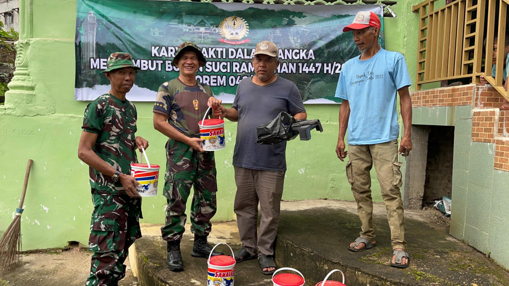 Semangat Gotong Royong, TNI–Rakyat bersihkan tempat ibadah sambut Bulan Suci Ramadhan