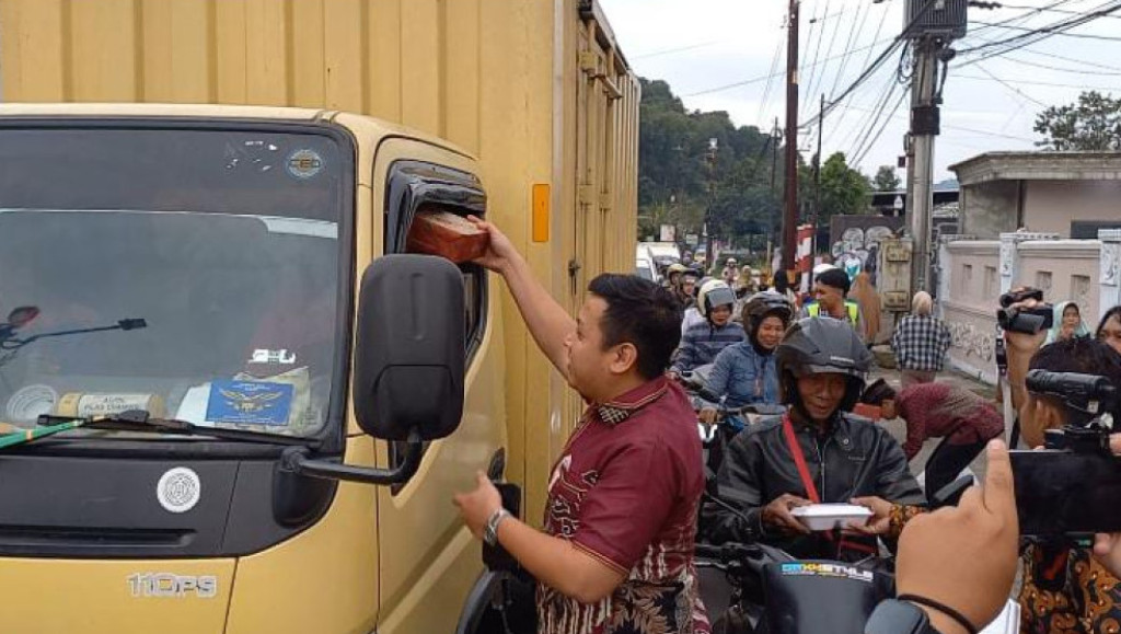 Seribu Lebih Paket Berbuka dan Sembako Dibagikan Kementerian HAM dalam Program Berbagi Berkah Ramadhan 1447 H di Sumedang