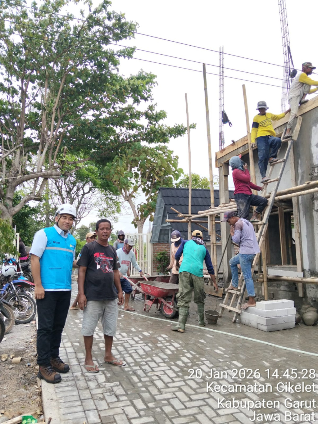 Sosialisasi Door to Door, PLN Garut Ingatkan Bahaya Bangunan Dekat Jaringan Listrik