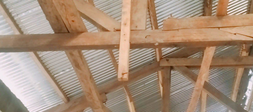 Tidak Sesuai Spesifikasi, Proyek Rehab Ruang Kelas di SMPN 2 Riung Barat Diduga Gunakan Kayu Bekas