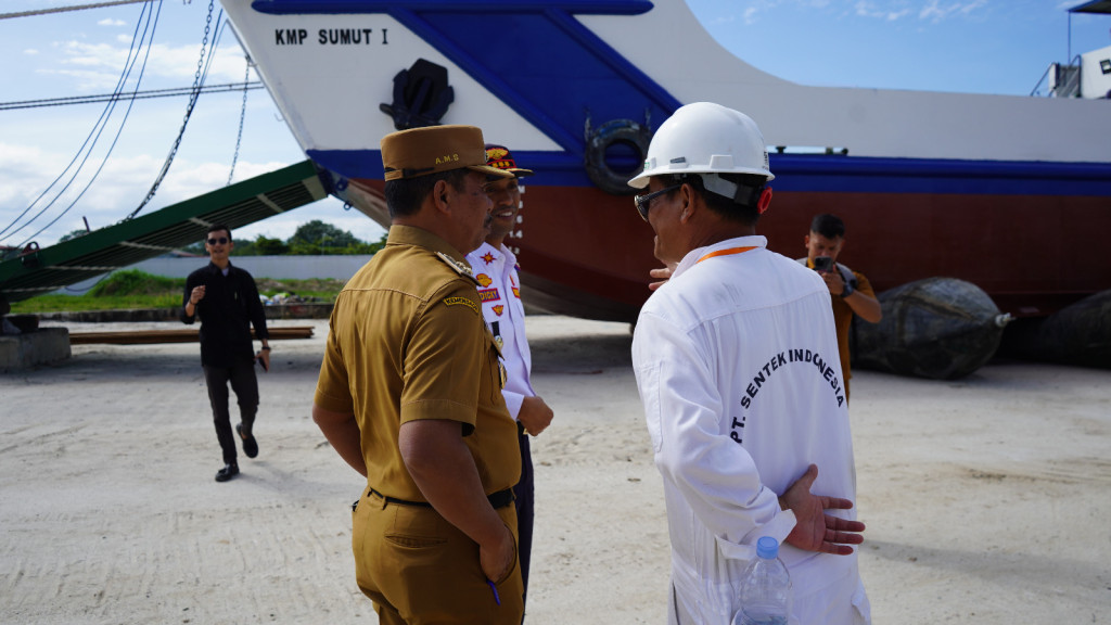 Wabup Toba Tinjau Galangan Kapal Dock Porsea yang Diduga Keruk Pasir dari Danau