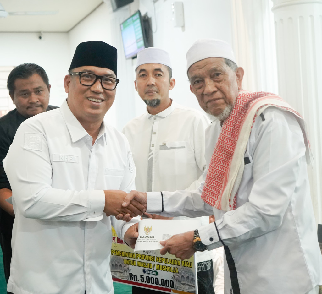 Wagub Nyanyang Safari Ramadan di Dua Masjid Batam, Serahkan Bantuan untuk Yatim dan Dhuafa