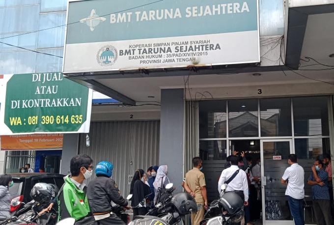 Kisah Satu Keluarga Tak Bisa Ambil Uang Simpanannya di BMT