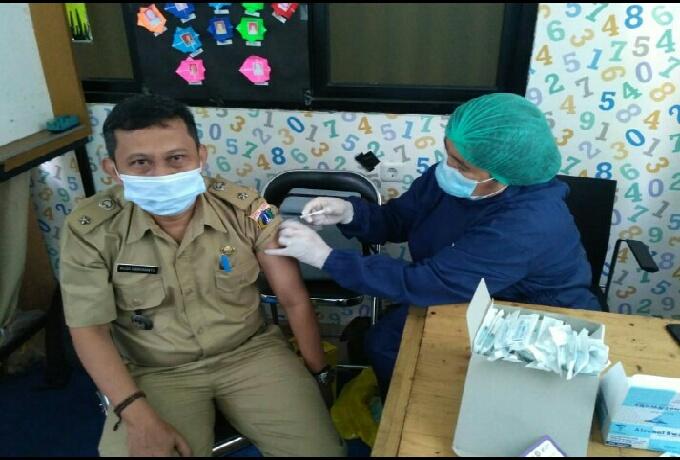 Lurah Kembangan Utara Terima Vaksinasi Tahap Dua  