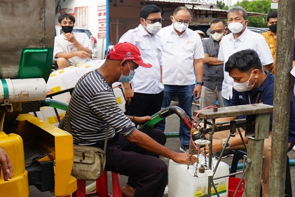 BUMN ID FOOD Sebar 60 Ribu Liter Minyak Goreng di 10 Titik Lokasi Jakarta