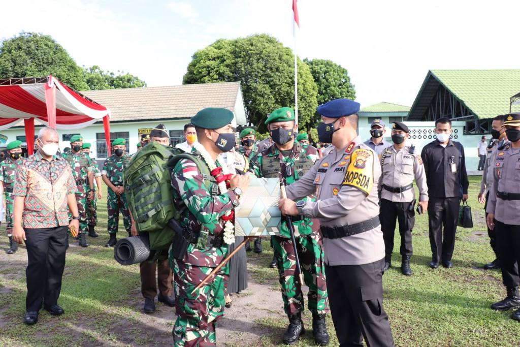 Kapolda Jambi Hadir sebagai Pemimpin Upacara Pemberangkatkan Satgas Satuan Yonif Raider 142/Ksatria Jaya