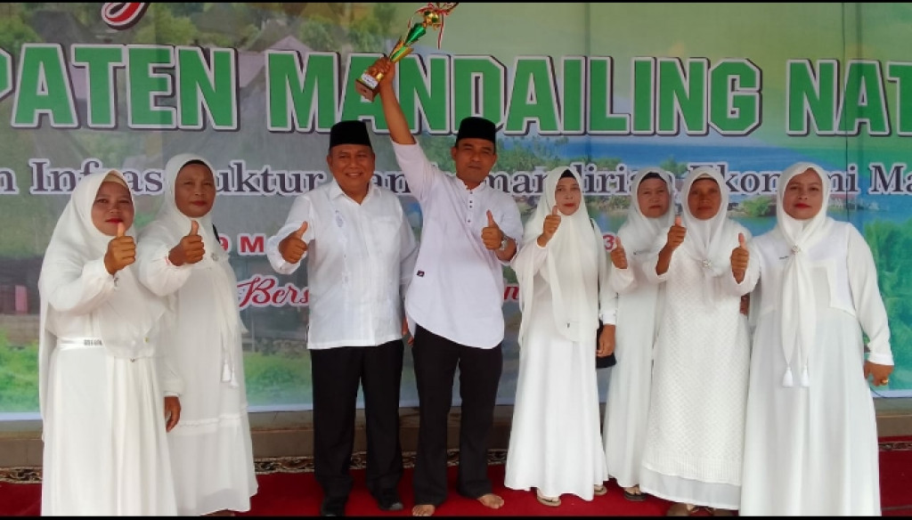 Kontingen Kelurahan Panyabungan Timur Raih Juara Umum Nasyid Tingkat Ibu-ibu di HUT Madina Ke-24