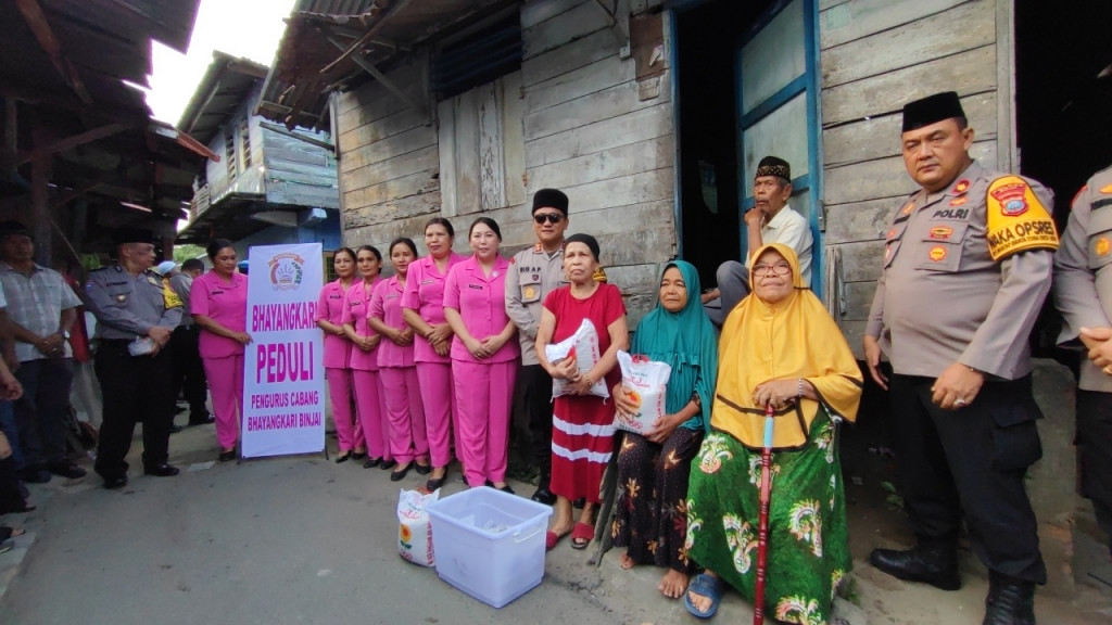 Bhayangkari Polres Binjai Bersama PWI Kota Binjai Berbagi Takjil dan Santunan Kaum Duafa