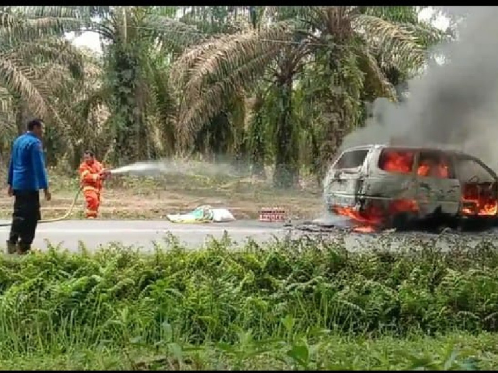 Diduga Korsleting pada Mesin, Mobil Kijang Kapsul Terbakar di Asahan