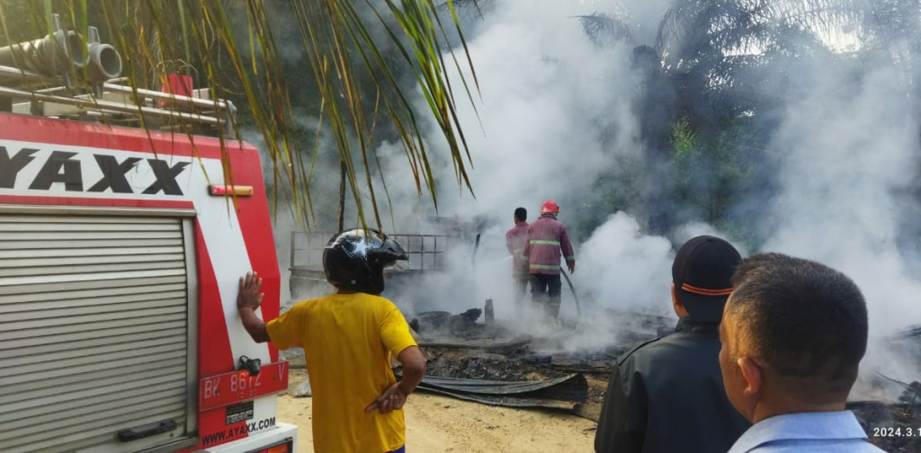 Ditinggal Pergi ke Ladang, Rumah Petani Berikut 1 Unit Mobil Hangus Terbakar