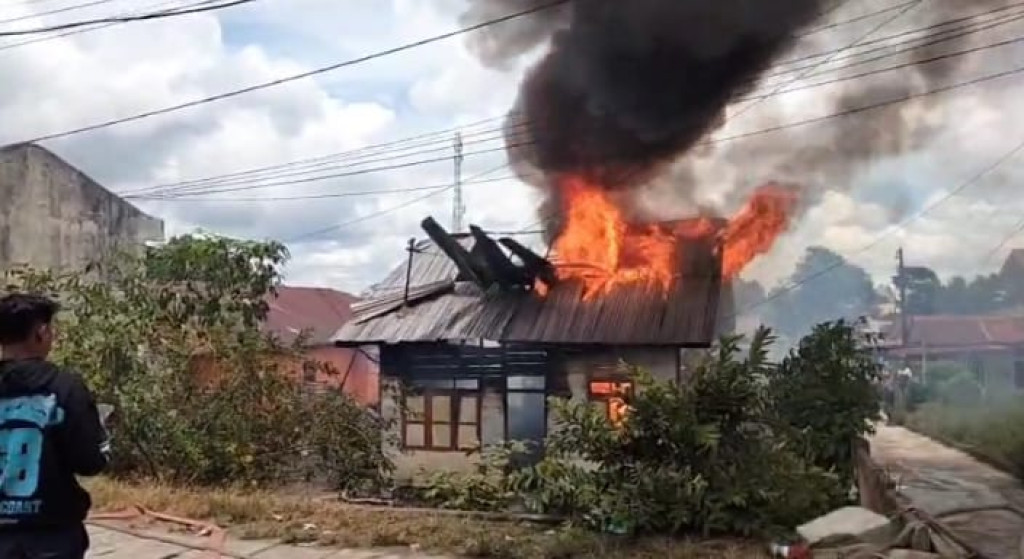 1 Unit Rumah Dilalap Sijago Merah di Kelurahan Pasar Siborong-borong