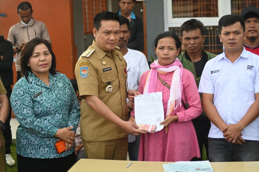 Sebagai Wujud Kepedilian Pemerintah, Bupati Humbahas Salurkan Bantuan Bagi Warga Terdampak Bencana Alam