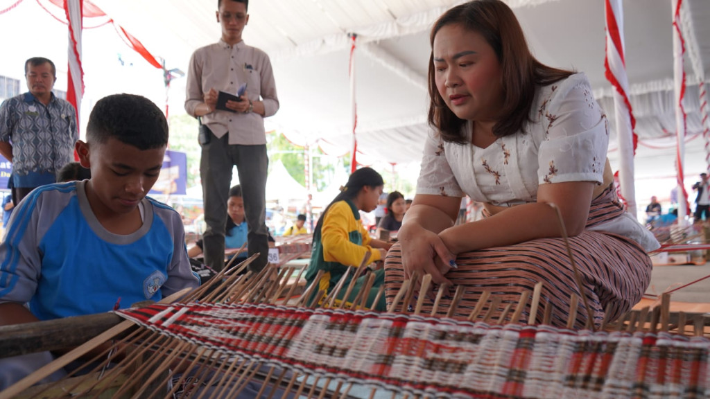 60 Pelajar Lomba Tenun Sirat Tojuk Meriahkan HUT ke-27 Tahun