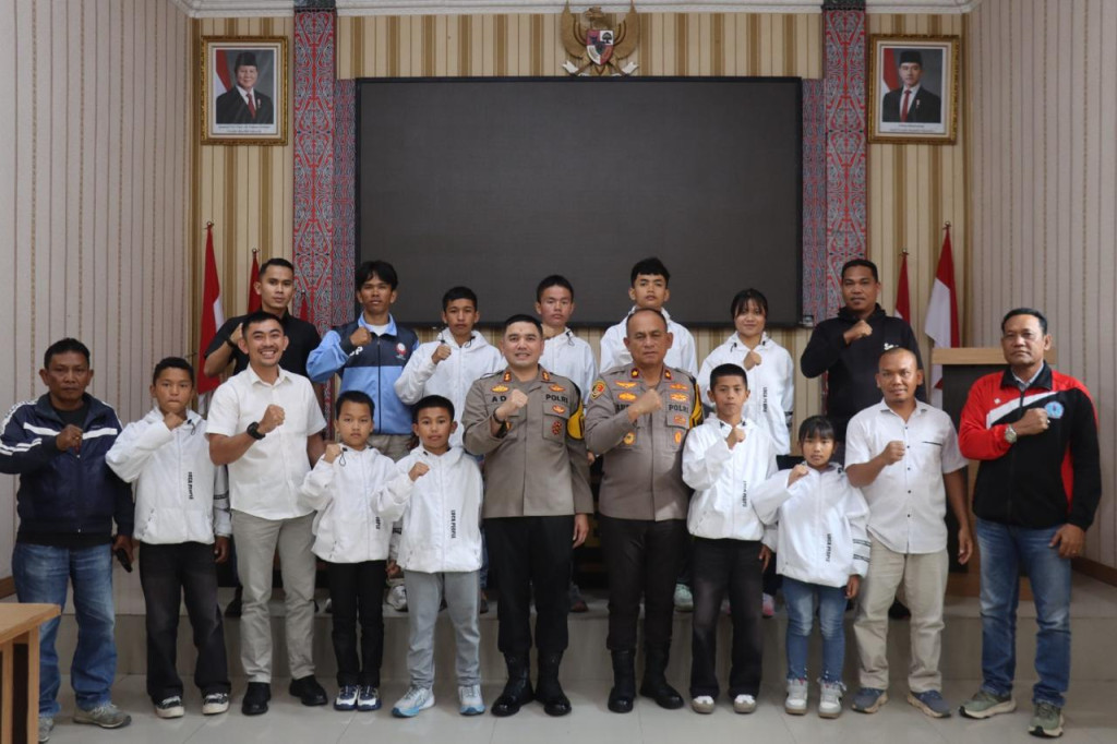 Adi Nugroho Kapolres Humbahas Bekali  Atlet Karate ASKI Dengan Motifasi Siap Berlaga di Dua Kejuaraan Bergengsi