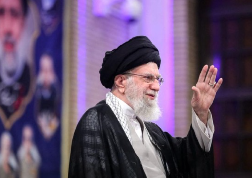 Ali Khamenei Tewas di Bawah Reruntuhan, 900 Serangan Guncang Iran