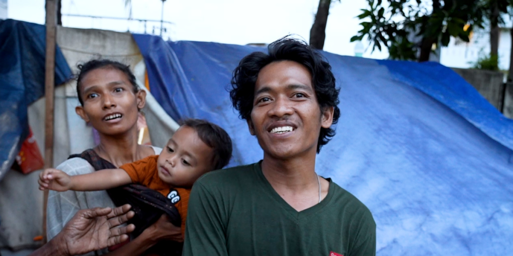 Bahagia Ibu di Bantaran Rel Senen Saat Prabowo Datangi: Terima Kasih Sudah Mau Cium Anak Saya