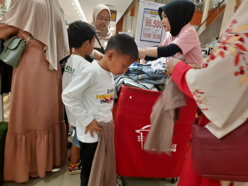 Baznas Sumedang Ajak 62 Anak Yatim Belanja Baju Lebaran di Asia Plaza