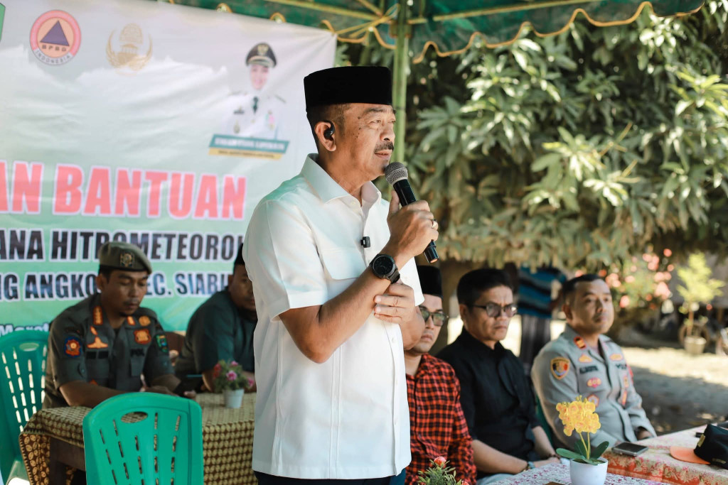 Bupati Madina Serahkan Bantuan dari KORPRI dan YPMM