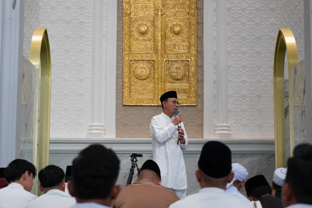 Bupati Tapsel Sholat Idul Fitri di Mesjid Syahrun Nur, Ajak Warga Perkuat Kebersamaan di Masa Pemulihan