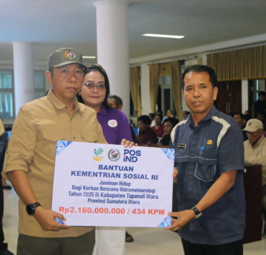 Bupati Taput Serahkan Bantuan Jadup dari Kemensos untuk 434 KK Terdampak Bencana Hidrometeorologi