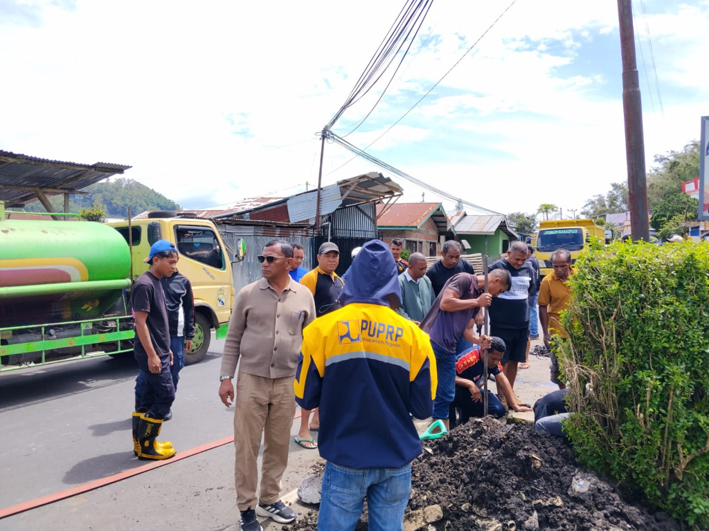 Cegah Sampah dan Bau Tidak Sedap, Dinas PU Ngada Lakukan Normalisasi Sejumlah Drainase Dalam Kota