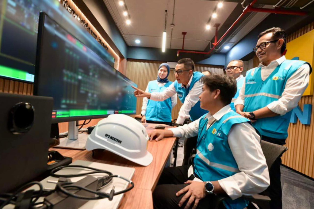 Di Balik Terangnya Lebaran, Ada Dedikasi Tanpa Henti Petugas PLN
