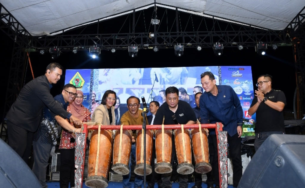 Di Perayaan Hari Jadi Kabupaten Samosir Ke-22 Tahun, Toton Caribo dan Ungu Hibur Masyarakat Dan Juga di Laksanakan launching HSF2026
