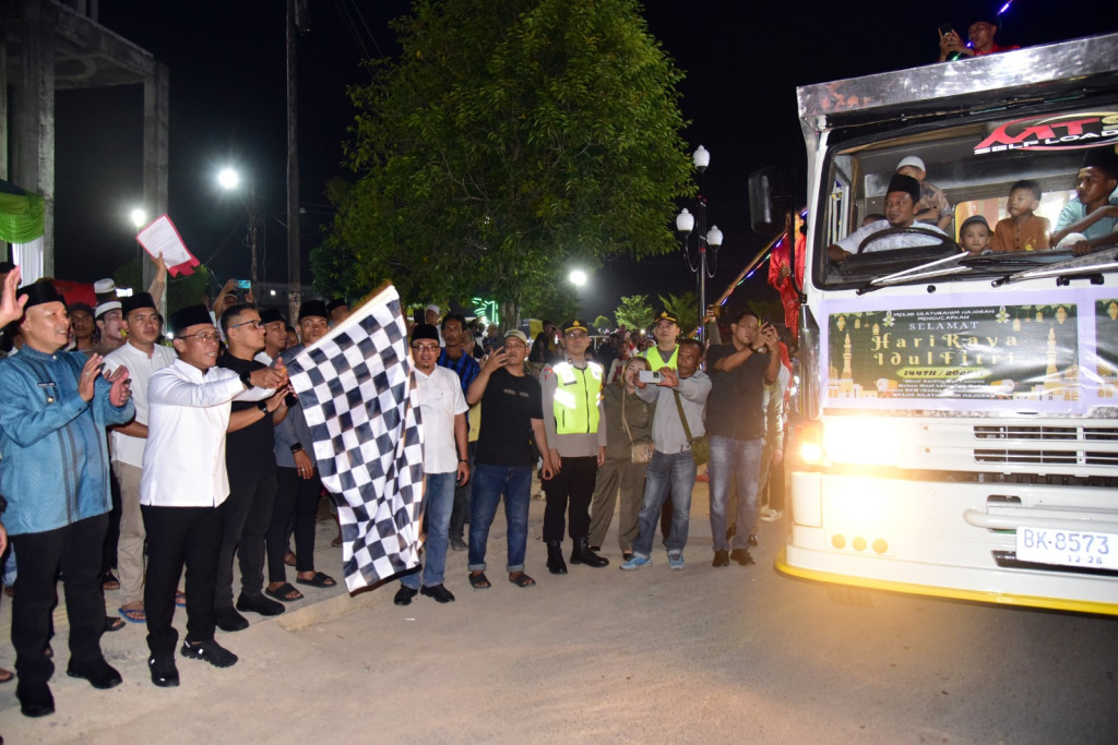 Dilepas Bupati Tapteng, Ribuan Warga Semarakkan Pawai Takbiran Idulfitri 1447 Hijriah