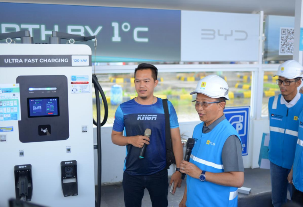 Direksi PLN Tinjau SPKLU, Pastikan Layanan Optimal Selama Arus Mudik