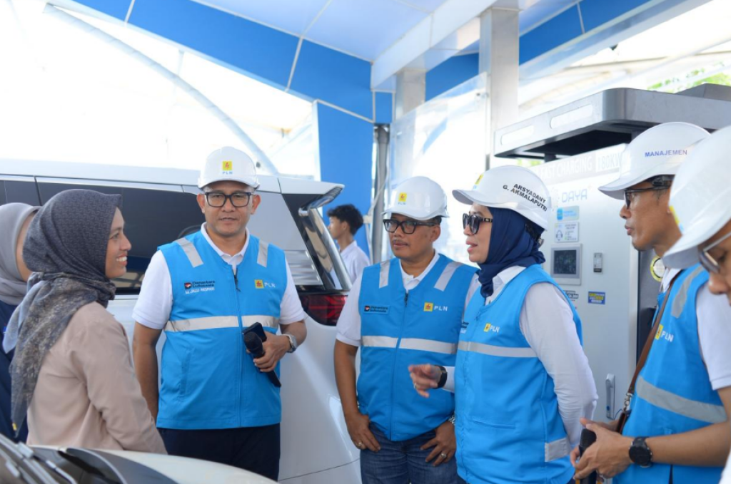 Direktur Distribusi PLN Tinjau SPKLU di Jalur Mudik Tol Trans Jawa, Pastikan Pemudik Kendaraan Listrik Aman hingga Tujuan