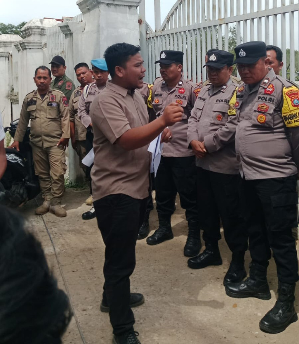 (DPP- PAM- TABAGSEL). Demo di Kejari dan Inspektorat Paluta Terkait Dana Desa Aek Rao TN.