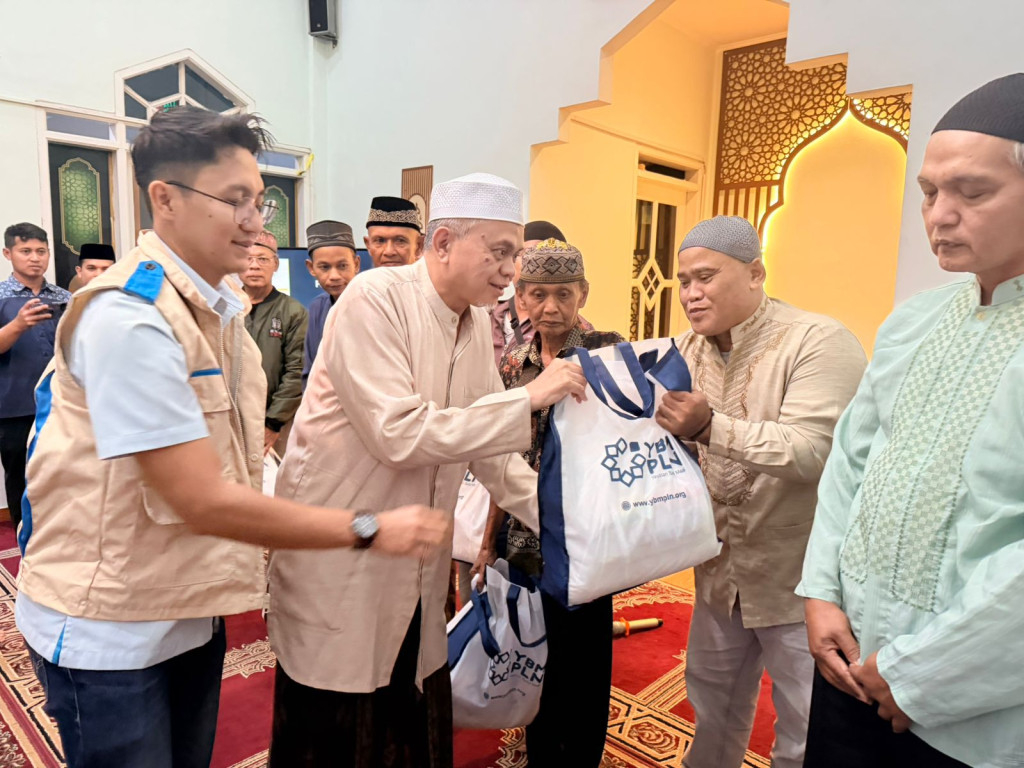 Hangatnya Ramadan, PLN Cianjur Berbagi Sembako untuk Warga Sekitar Gudang PLN