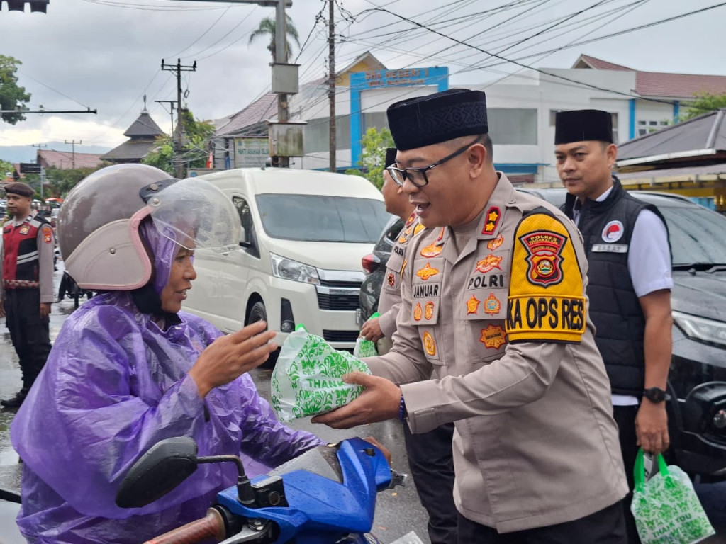 Hujan Tak Surutkan Semangat Berbagi, Kapolres Pagar Alam Bagikan Takjil Lalu Buka Puasa Bersama Jurnalis