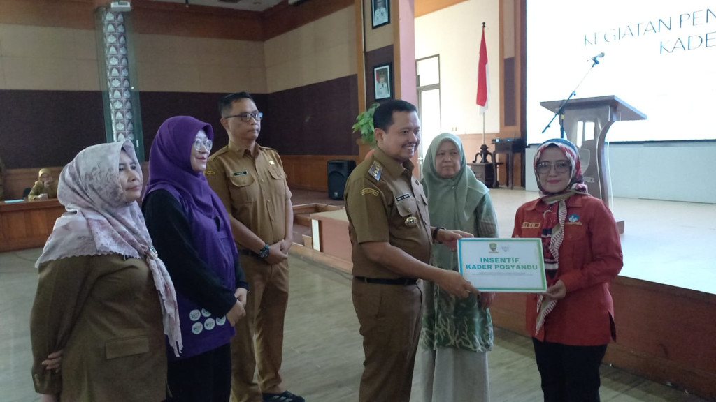 Kader Posyandu di Sumedang Terima Insentif Rp. 100 Ribu, Bupati Apresiasi “Pahlawan Kesehatan”