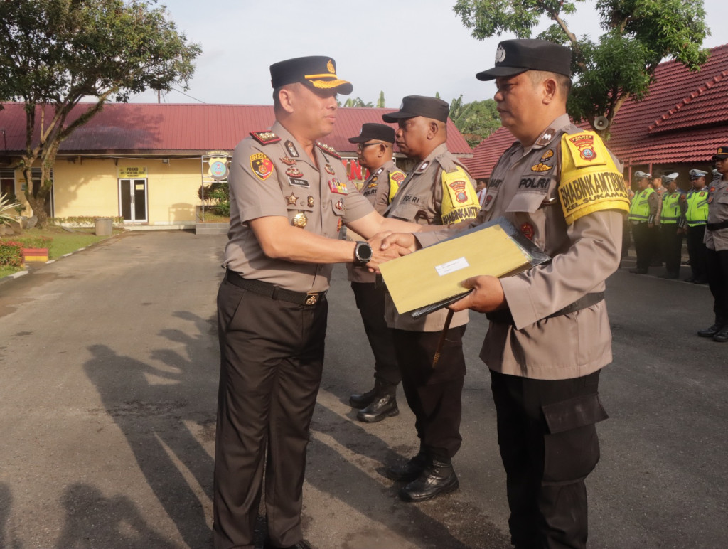 Kapolres Binjai Beri Penghargaan Terhadap Tiga Personil Bhabinkamtibmas