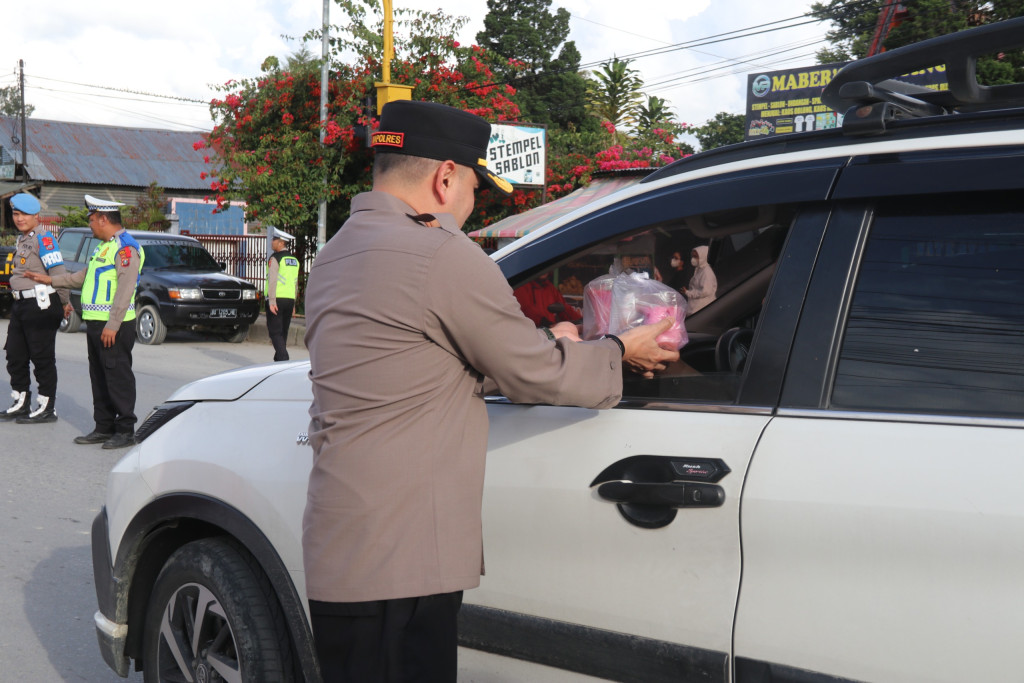Kapolres Humbahas, Didampingi Ketua Bhayangkari  Ny Dewi Adi Nugroho, Dengan Sapaan Lembut Bagikan 500 Takjil di Doloksanggul