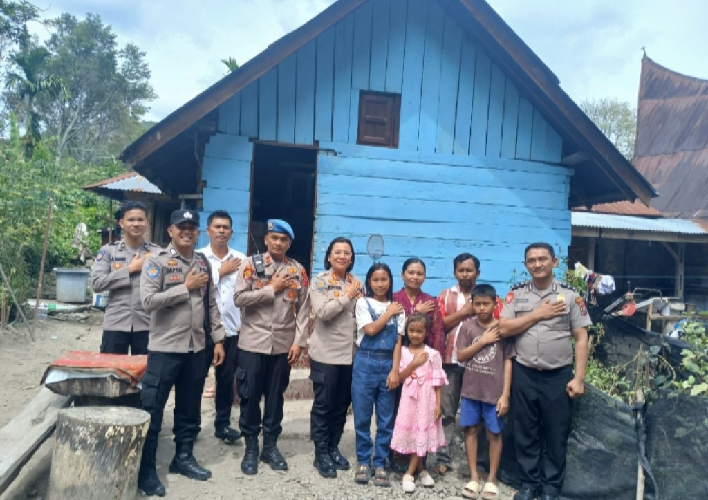 Kapolres Samosir Janji Akan Sekolahkan 2 Anak PHL Hingga Tamat SMA dan Juga Beri Bantuan Sosial