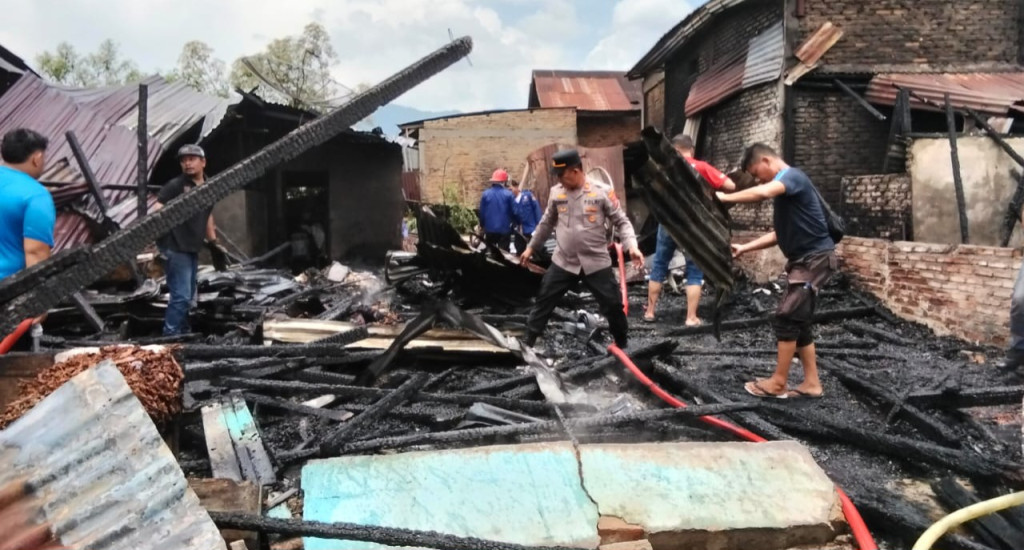 Kebakaran di Kedeberek Dairi, Empat Rumah Hangus, Satu Rusak