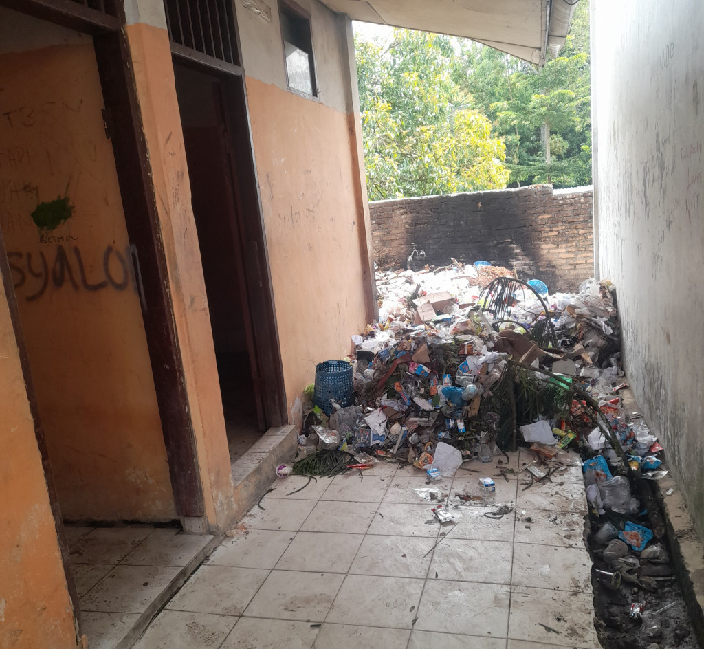 Kepala SMK N 1 Siborongborong Layak Dievaluasi, Lingkungan Sekolah Dipenuhi Tumpukan Sampah
