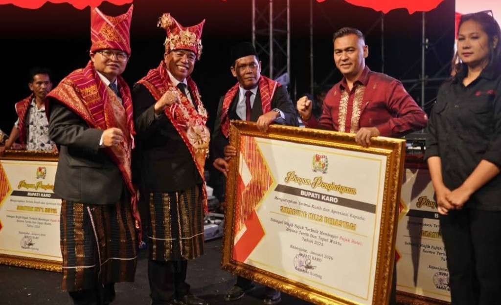 Kepatuhan Kontribusi Wajib Pajak Pembangunan, Bupati Karo Berikan Piagam Penghargaan