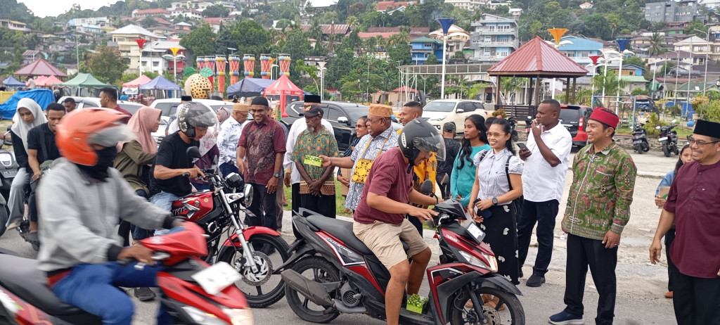 Kunjungan Kerja di Fakfak, Ali Baham Temongmere Sempatkan Berbagi Takjil kepada Masyarakat