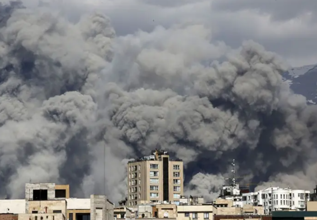 Langit Israel Memerah, Iran Hantam Fasilitas Energi Haifa