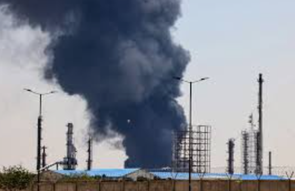 Langit Teheran Gelap Total, “Hujan Hitam” Beracun Turun Usai Depot Minyak Dihantam Israel