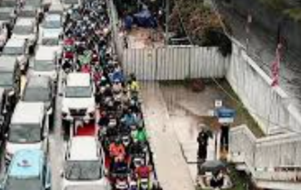 Macet Parah! Antrean 9 Km Lumpuhkan Jalur Siantar–Parapat